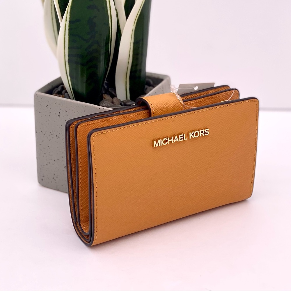 Michael Kors Jet Set Travel
Medium Bifold Coin Zipper
Wallet Cider